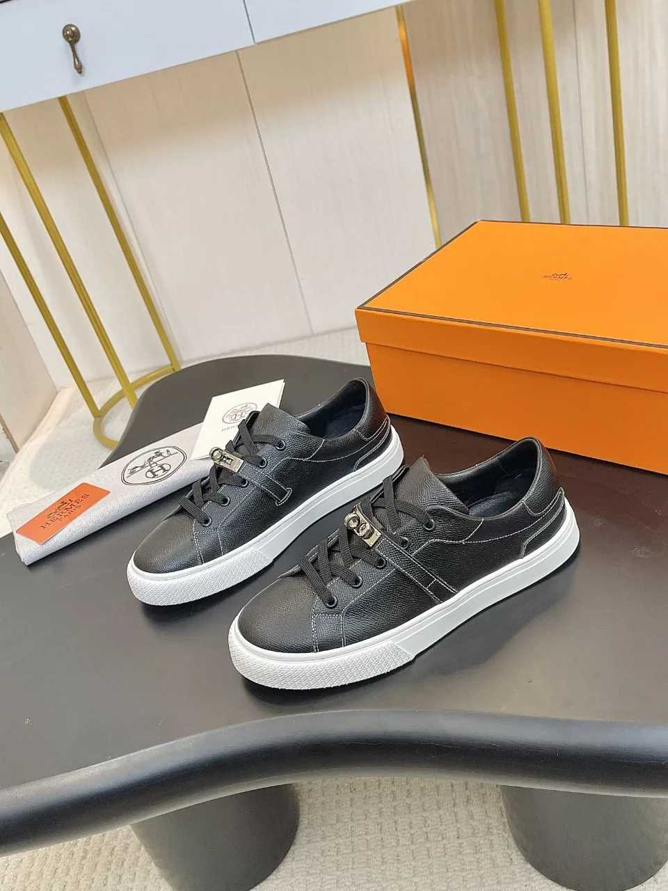 Men's Men's Shoes💰620❤️❤️❤️HERMES 2021 latest Kelly buckle white sneakers are online! The highest version on the market! Purchasing level quality! The H family rarely produces flat casual shoes, and they are styled with classic palladium-plated Kelly shoe buckles! Create a fashionable urban look that perfectly embodies the noble and elegant style of Hermès! Material selection: Fabric imported cowhide, lining + foot pads imported sheepskin, original molded TPU outsole, heavy gold molded kelly buckle full of texture Size: Female: 35-41 (41 is not returnable) Male: 39-45 (45 is not returnable)